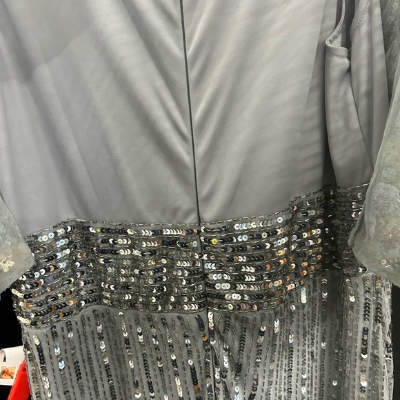 Mac Duggal 5221 NWOT SEQUINED V NECK FLORAL EMBELLISHED CAPE SLEEVE GOWN - Picture 7 of 7